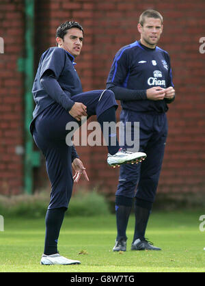 Evertons Tim Cahill (L) streckt sich, während Teamkollege James Beattie am Mittwoch, dem 28. September 2005, während einer Trainingseinheit in Bellefield, Liverpool, vor dem morgigen UEFA-Cup, der ersten Runde, dem zweiten Beinspiel gegen Dinamo Bucuresti, auf sich blickt. DRÜCKEN SIE VERBANDSFOTO. Bildnachweis sollte lauten: Martin Rickett/PA. Stockfoto