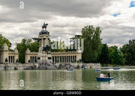 Bootfahren See Parque del Retiro, Madrid, City, Spanien. Stockfoto