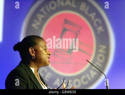 Doreen Lawrence, die Mutter des ermordeten schwarzen Teenagers Stephen Lawrence, spricht am Mittwoch, den 28. September 2005, auf der jährlichen Konferenz der NBPA im Tall Trees Hotel in Yarm an der Teeside. DRÜCKEN SIE VERBANDSFOTO. Der Bildnachweis sollte lauten: Owen Humphreys/PA Stockfoto