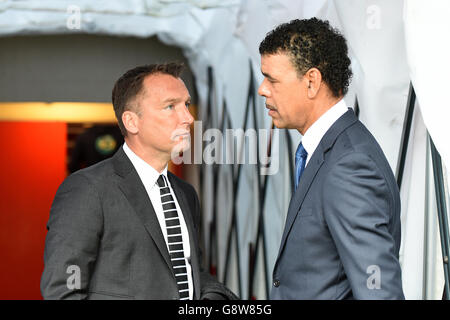 Derby County Manager Darren Wassall (links) mit Sky Sports-Experte Chris Kamara vor dem Spiel Stockfoto