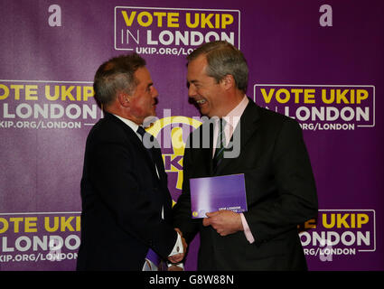 Peter Whittle (links), Ukips Londoner Bürgermeisterkandidat, schüttelt beim Start des Wahlprogramms der Partei in London im Emmanuel Center im Zentrum von London die Hände mit dem Führer Nigel Farage. Stockfoto