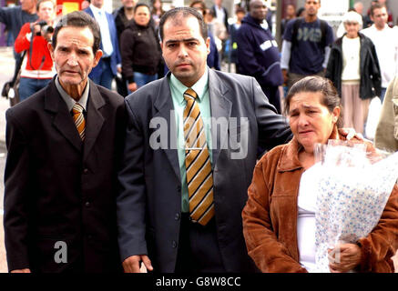 (L - r) Matozinhos Otone Da Silva, Giovani und Maria Otone de Menezes, der Vater, Bruder und Mutter des brasilianischen Elektrikers Jean Charles de Menezes, der von der bewaffneten Polizei erschossen wurde, kommen am 28. September 2005 am Drehort der Stockwell U-Bahnstation im Süden Londons an. Der 27-Jährige wurde am 22. Juli von der Polizei für einen Selbstmordattentäter gehalten und sieben Mal in den Kopf geschossen. Siehe PA Geschichte POLIZEISTATIONEN. DRÜCKEN Sie VERBANDSFOTO. Bildnachweis sollte lauten: Chris Young/PA. Stockfoto