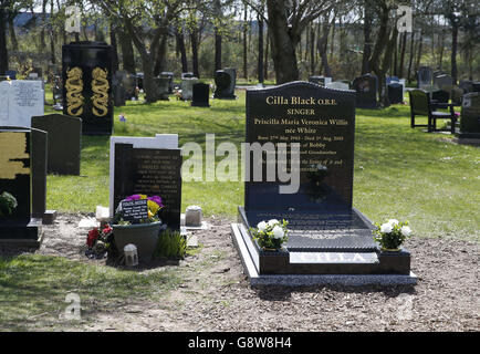 Cilla Black's Grab mit dem neuen Grabstein und Sockel, nachdem die Bronzetafel im Januar gestohlen wurde. Stockfoto