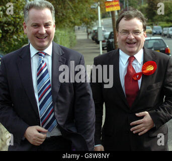 Erster Minister Jack McConnell (links) und Labour-Kandidat für die Nachwahl von Cathcart Charlie Gordon auf dem Weg zum Wahlkampf, Mittwoch, 28. September 2005. Die Wahl wurde durch den Rücktritt des ehemaligen Labour-Kollegen und des MSP Mike Watson ausgelöst, der für 16 Monate inhaftiert war, weil er einen Brand im Prestonfield Hotel in Edinburgh ausgelöst hatte. Siehe PA Geschichte SCHOTTLAND Nachwahl. DRÜCKEN SIE VERBANDSFOTO. Der Bildnachweis sollte lauten: Danny Lawson/PA Stockfoto