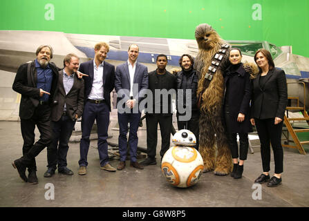 (Von links nach rechts) Darsteller Mark Hamill, Regisseur Rian Johnson, Prinz Harry, der Herzog von Cambridge, Schauspieler John Boyega, Produzent RAM Bergman, Chewbacca, Schauspielerin Daisy Ridley und Produzentin Kathleen Kennedy posieren während einer Tour durch die Star Wars-Sets in den Pinewood Studios in Buckinghamshire. Stockfoto