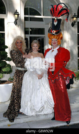 TV-Moderatorin Naomi Wilkinson, Cinderella, mit Dave Lynn (links) und Stevie Marc als ihre hässlichen Schwestern, einem Fototermin, bei Forbes auf Halkin Street, central London Donnerstag 29 Sepotember 2005 Haus spielt. den regionale Panto-Lauf von Cinderella am New Wimbledon Theatre aus Freitag, 9. Dezember 2005 bis Sonntag, 15. Januar 2006 starten. PRESSEVERBAND Foto. Photo Credit sollte lauten: Steve Parsons/PA Stockfoto