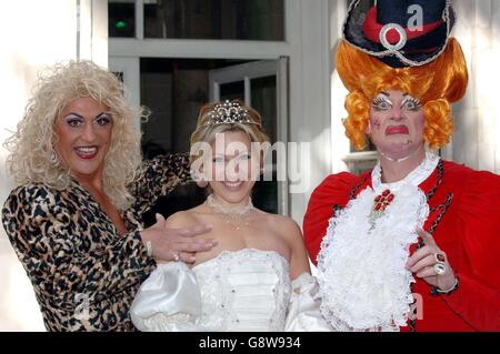 TV-Moderatorin Naomi Wilkinson, Cinderella, mit Dave Lynn (links) und Stevie Marc als ihre hässlichen Schwestern, einem Fototermin, bei Forbes auf Halkin Street, central London Donnerstag 29 Sepotember 2005 Haus spielt. den regionale Panto-Lauf von Cinderella am New Wimbledon Theatre aus Freitag, 9. Dezember 2005 bis Sonntag, 15. Januar 2006 starten. PRESSEVERBAND Foto. Photo Credit sollte lauten: Steve Parsons/PA Stockfoto