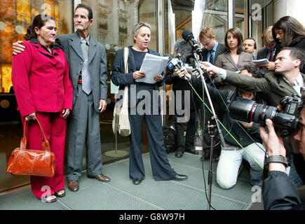 Maria Otone und Matozinhos de Menezes Mutter von Jean Charles de Menezes stellt sich den Medien mit ihrem Mann Matuzinhos Otone da Silva beim Verlassen der unabhängigen Polizeibeschwerdekommission in London nach einem Treffen heute 29. September 2005 in Bezug auf den Tod ihres Sohnes. Siehe PA Geschichte POLIZEISTATIONEN. Presseverband Foto. Bildnachweis sollte Gareth Fuller/PA lesen Stockfoto