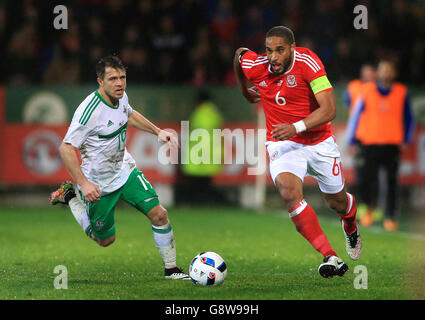 Wales gegen Nordirland - Internationale Freundschaftliches - Cardiff City Stadium. Der nordirische Jamie ward (links) und der walisische Ashley Williams in Aktion Stockfoto