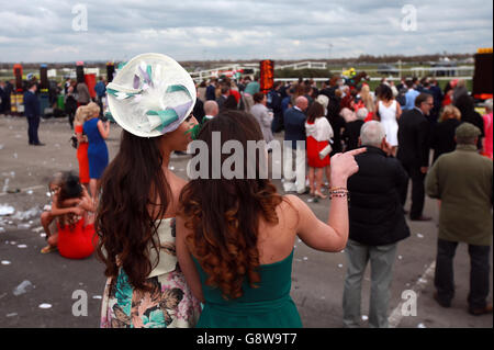 Weibliche Rennfahrerinnen beim Ladies Day des Crabbie's Grand National Festivals auf der Aintree Racecourse, Liverpool. DRÜCKEN Sie VERBANDSFOTO. Bilddatum: Freitag, 8. April 2016. Siehe PA Story RACING Aintree. Bildnachweis sollte lauten: David Davies/PA Wire Stockfoto