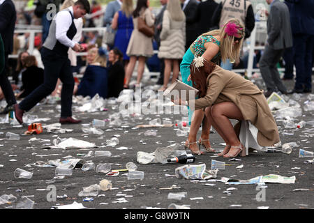 Weibliche Rennfahrerinnen beim Ladies Day des Crabbie's Grand National Festivals auf der Aintree Racecourse, Liverpool. DRÜCKEN Sie VERBANDSFOTO. Bilddatum: Freitag, 8. April 2016. Siehe PA Story RACING Aintree. Bildnachweis sollte lauten: David Davies/PA Wire Stockfoto