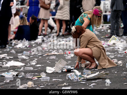 Weibliche Rennfahrerinnen beim Ladies Day des Crabbie's Grand National Festivals auf der Aintree Racecourse, Liverpool. Stockfoto