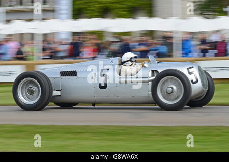 1936 Auto Union Type C beim Goodwood Festival of Speed 2016 auf dem Berg. Historischer Grand-prix-Rennwagen Stockfoto