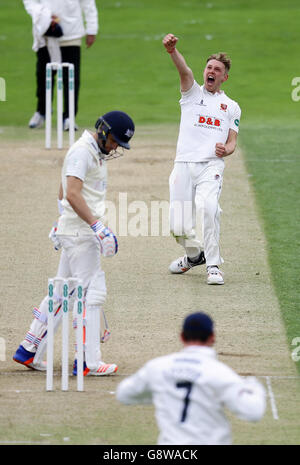 Jamie Porter von Essex feiert den ersten Tag des Specsavers County Championship-Spiels auf dem Essex County Ground, Chelmsford, das Wicket von Benny Howell in Gloucestershire. Stockfoto