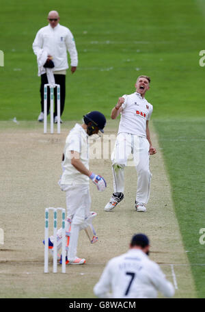 Jamie Porter von Essex feiert den ersten Tag des Specsavers County Championship-Spiels auf dem Essex County Ground, Chelmsford, das Wicket von Benny Howell in Gloucestershire. Stockfoto