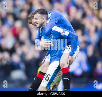 Andy Halliday der Rangers feiert mit Dean Shiels, nachdem er beim Finale des Petrofac Training Scottish Cups im Hampden Park, Glasgow, das dritte Tor des Spiels seiner Seite vor dem Strafpunkt erzielt hatte. Stockfoto