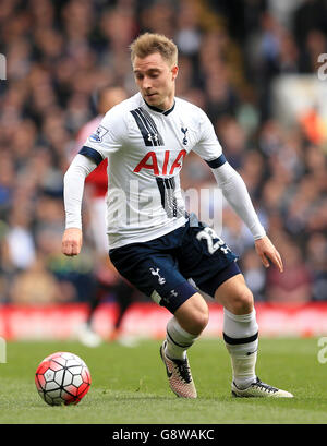 Christian Eriksen von Tottenham Hotspur in der White Hart Lane in London während des Spiels der Barclays Premier League in Aktion. DRÜCKEN SIE VERBANDSFOTO. Bilddatum: Sonntag, 10. April 2016. Siehe PA Geschichte FUSSBALL Tottenham. Bildnachweis sollte lauten: Adam Davy/PA Wire. Stockfoto