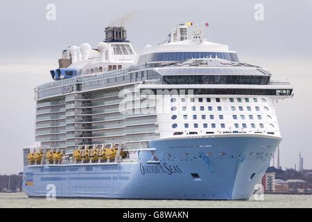 Ovation of the Seas, mit 18 Decks und außergewöhnlichen Abenteuern an Bord, ist ein brandneues Schiff aus der Royal Caribbean und das erste der neuen Schiffe, die in dieser Saison nach Southampton segeln. Stockfoto