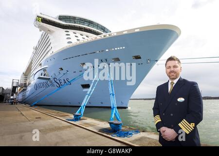 REDAKTIONELLE VERWENDUNG NUR der Kapitän der Royal Caribbean Henrik Loy präsentiert sein brandneues Schiff kurz nach seiner Ankunft in Southampton, da Ovation of the Seas mit 18 Decks und außergewöhnlichen Abenteuern an Bord das erste der neuen Schiffe ist, die in dieser Saison nach Southampton segeln. Stockfoto