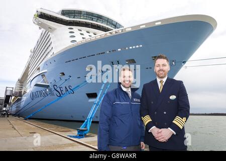 NUR FÜR REDAKTIONELLE VERWENDUNG Captain Henrik Loy (rechts) und das brandneue Schiff der Royal Caribbean, Ovation of the Seas, werden von Stuart Leven, Managing Director UK and Ireland von Royal Caribbean International, als Ovation of the Seas mit 18 Decks und außergewöhnlichen Abenteuern an Bord, in Southampton begrüßt. Ist das erste der neuen Schiffe, die in dieser Saison nach Southampton segeln. Stockfoto