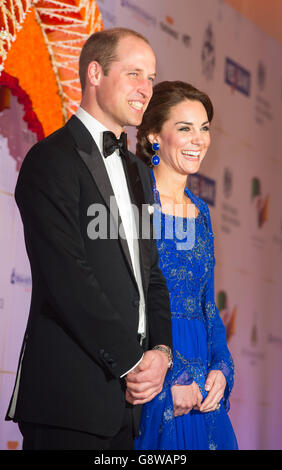 ANMERKUNG DER REDAKTION: ALTERNATE CROP der Herzog und die Herzogin von Cambridge kommen zu einer Bollywood Charity Gala, die von der britischen High Commission und dem British Asian Trust im Taj Mahal Palace Hotel in Mumbai, Indien, während des ersten Tages der königlichen Tour nach Indien und Bhutan veranstaltet wird. Stockfoto