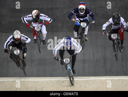 Der britische Liam Phillips (unten) tritt am zweiten Tag im National Cycling Center in Manchester an, dem zweiten Lauf des UCI BMX Supercross World Cup. Stockfoto