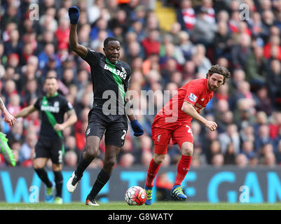 Liverpool's Joe Allen (rechts) und Stoke City's Giannelli Imbula Schlacht Für den Ball Stockfoto