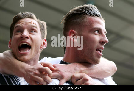 Tottenham Hotspur's Toby Alderweireld (rechts) feiert den zweiten Treffer seiner Seite im Spiel mit Jan Vertonghen während des Barclays Premier League Spiels in der White Hart Lane, London. Stockfoto