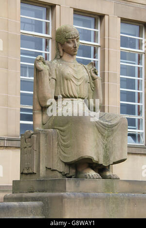 Art-Deco-Statue außerhalb Huddersfield Public Library und Kunstgalerie Stockfoto