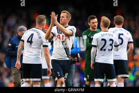 Harry Kane von Tottenham Hotspur begrüßt die Fans nach dem letzten Pfiff im Barclays Premier League-Spiel in der White Hart Lane, London. Stockfoto