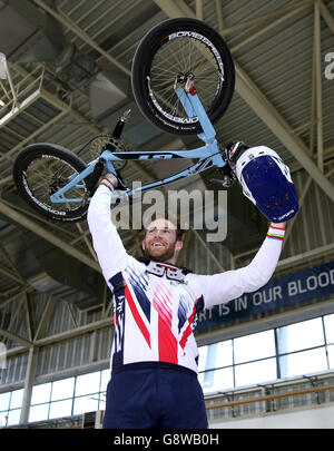 Der britische Liam Phillips feiert, nachdem er am zweiten Tag des zweiten Rundes des UCI BMX Supercross World Cup im National Cycling Centre in Manchester das Herrenfinale gewonnen hat. Stockfoto