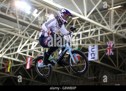 Der britische Liam Phillips gewann am zweiten Tag des zweiten Rundes des UCI BMX Supercross World Cup im National Cycling Center in Manchester das Herrenfinale. Stockfoto