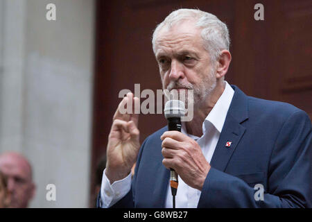 Labour-Chef Jeremy Corbyn anlässlich einer Momentum-Veranstaltung an der School of Oriental and African Studies (SOAS) im Zentrum von London. Stockfoto