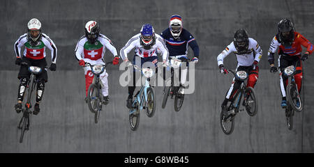 Der britische Liam Phillips (Mitte links) tritt am zweiten Tag des zweiten Rundes des UCI BMX Supercross World Cup im National Cycling Center in Manchester an. DRÜCKEN SIE VERBANDSFOTO. Bilddatum: Sonntag, 10. April 2016. Siehe PA Story BMX Manchester. Bildnachweis sollte lauten: Tim Goode/PA Wire. Stockfoto