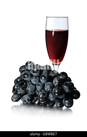 Glas Rotwein und Weintraube isoliert auf weißem Hintergrund. Stockfoto