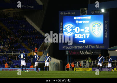 Birmingham City gegen Leeds United - Sky Bet Championship - St Andrews. Die Spieler von Birmingham City stehen dejected, nachdem sie Leeds United ein zweites Tor zugestanden haben Stockfoto