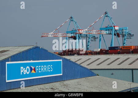 Zwei Ship to Shore Portalkränen hinter dem P & O Fährhafen aßen in Liverpool Freeport Dock, Bootle Liverpool, UK Stockfoto