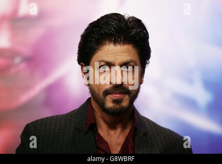 Bollywood-Star Shah Rukh Khan trifft sein Wachsfigurenkabinett bei Madame Tussauds in London. Stockfoto