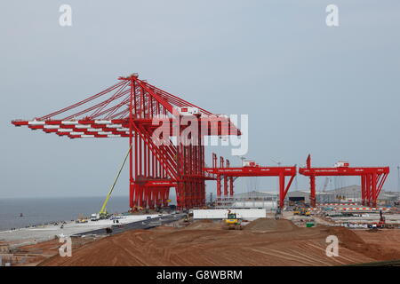 Ship to Shore Portalkränen auf Liverpool Freeport dock, Bootle Liverpool, UK.  Rahmen des Projekts Liverpool2 Sanierung. Stockfoto