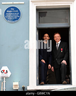 Präsident des Magic Circle Scott Penrose (rechts) mit Magier Dynamo, Die WHO enthüllte eine blaue Gedenktafel, die vom British Plaque Trust herausgegeben wurde, um an das Gebäude zu erinnern, derzeit das Restaurant Morden & Lea in Chinatown, London, wo vor 111 Jahren ein Treffen stattfand, das zur Gründung des Magic Circle führte. Stockfoto