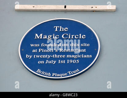 Eine Ansicht der blauen Gedenktafel, die vom britischen Plaque Trust zum Gedenken an das Gebäude ausgestellt wurde, derzeit das Restaurant Morden & Lea in Chinatown, London, wo vor 111 Jahren ein Treffen stattfand, das zur Gründung des Magic Circle führte, der offiziell vom Zauberer Dynamo enthüllt wurde. Stockfoto