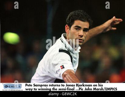 Tennis - ATP Tour Championship - Hannover, Deutschland - Pete Sampras gegen Jonas Bjorkman. Pete Sampras spielt eine Rückhand Stockfoto