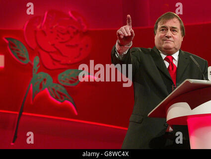 Der stellvertretende Premierminister John Prescott spricht auf der Labour Party Konferenz in Brighton am Sonntag, den 25. September 2005. DRÜCKEN SIE VERBANDSFOTO. Das Foto sollte lauten: Chris Ison/PA Stockfoto