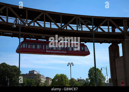 Besucherzentrum des Memphis Tennessee USA durch den Mississippi River und der Dolly Parton-Brücke Stockfoto