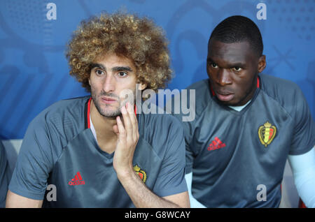 Nizza, Frankreich - 22. Juni 2016: Marouane Fellaini (L) und Jordan Lukaku Belgiens blicken auf vor der UEFA EURO 2016 Spiel gegen Stockfoto