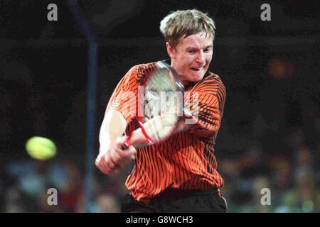 Tennis - ATP Tour Championship - Hannover, Deutschland - Yevgeny Kafelnikov / Carlos Moya. Jewgeni Kafelnikow erzöhnt eine zweihändige Rückkehr Stockfoto