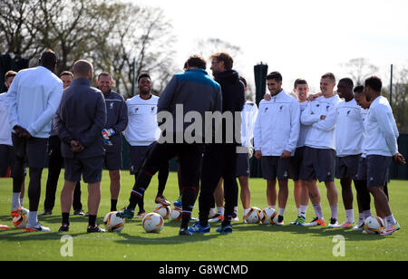 Liverpools Daniel Sturridge (links von der Mitte) lächelt, als Manager Jürgen Klopp während einer Trainingseinheit auf dem Melwood Training Ground, Liverpool, zu seinem Team spricht. Stockfoto