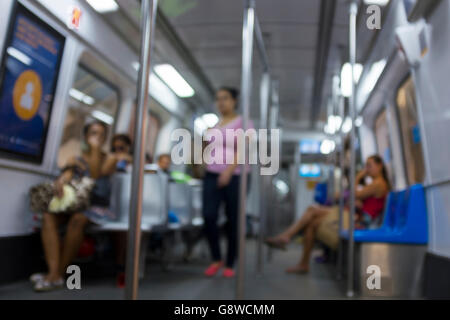 Abstrakte Unschärfe Szene der Passagiere fahren mit einem Nahverkehrszug in Rio De Janeiro, Brasilien Stockfoto