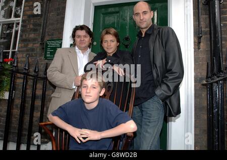 Barney Clark (vorne), Oliver mit (von links) spielt, Jamie Foreman, spielt Bill Sykes, Harry Eden, der Artful Dodger spielt, und Mark Strong, Toby Crackit, bei dem Fototermin für Polanskis neuer Film Oliver Twist, außerhalb der Charles Dickens Museum, Doughty Street, central London, Montag, 26. September 2005 spielt. PRESSEVERBAND Foto. Photo Credit sollte lauten: Steve Parsons/PA Stockfoto