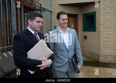 Jeremiah Mathis Thede (rechts) und sein Anwalt Patrick Madden, als er vom Antrim Crown Court frei geht, nachdem er für nicht schuldig befunden wurde, ein Flugzeug oder Personen im Flugzeug zu gefährden. Stockfoto